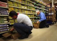 Praca w Holandii bez języka Amsterdam przy wykładaniu towaru w markecie