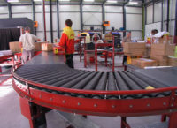 Fizyczna praca Dania bez znajomości języka przy sortowaniu paczek Kopenhaga